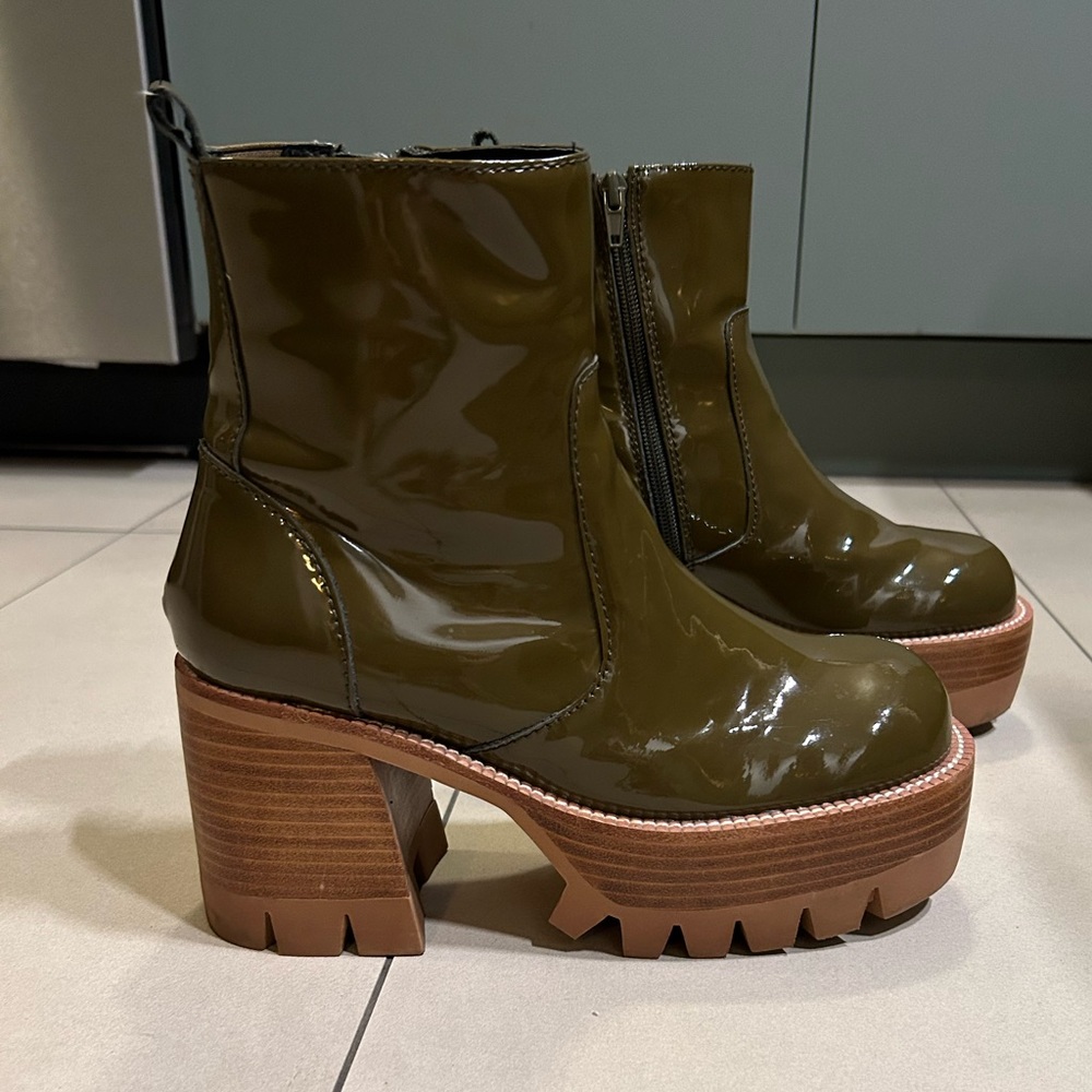 Like new! JEFFREY CAMPBELL Quavo Patent Leather Chunky Platform Boots (Green)
